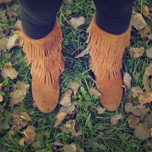 Minnetonka 3 layer fringe boot, size 8